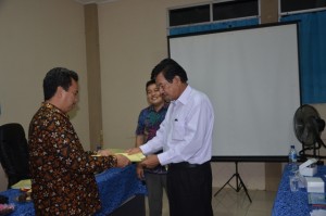 Serah terima berita acara Visitasi dan Akreditasi dari Tim Assesor BAN-PT kepada Dekan FITK.