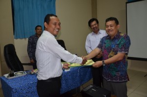 Serah terima berita acara Visitasi dan Akreditasi dari Tim Assesor BAN-PT kepada Ketua Jurusan PGMI FITK.