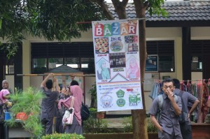 Bazar makanan, pakaian, aksesoris kerudung dll dalam acara pentas seni dan bazar Mahasiswa Jurusan PAI.