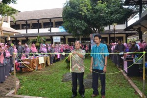 Kajur PAI Dr. H. Sutejo, M. Ag didampingi Sekjur Ahmad Affandi, M. Ag dalam acara gunting pita yang menandai dimulainya kegiatan pentas seni dan bazar mahasiswa Jurusan PAI FITK.