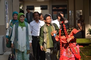 Tim Assesor BAN-PT disambut dengan Tarian Tradisional Lengser dalam acara Visitasi dan Akreditasi Jurusan PAI FITK.