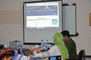 Tim Assesor BAN-PT melihat Program Smart Campus dalam acara Visitasi dan Akreditasi Jurusan PAI FITK.