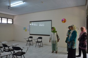 Assesor Nurlena Rifai, Dra., MA., Ph.D melihat secara langsung ruang kelas yang digunakan dalam aktivitas belajar mengajar Jurusan PAI FITK.