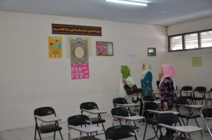 Tim Assesor BAN-PT tertarik dengan salah satu kreasi mahasiswa Jurusan PAI FITK yang ditempelkan pada dinding kelas.