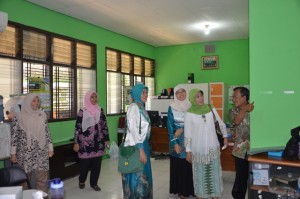Tim Assesor BAN-PT melihat scara langsung ruang Pengelola Jurusan PAI FITK.
