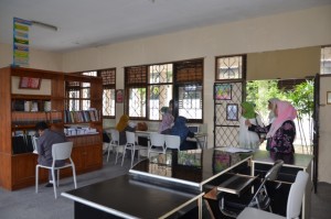 Assesor melihat secara dekat Perpustakaan Jurusan PAI FITK yang digunakan oleh Mahasiswa guna mencari Referensi aktivitas mereka.