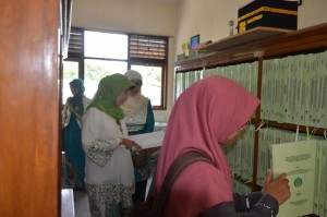 Tim Assesor BAN-PT melihat salah satu Skripsi yang ada pada Perpustakaan Jurusan PAI FITK.