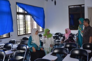 Tim Assesor melihat ruang Micro Teaching yang merupakan salah satu Laboratorium yang dimiliki oleh Jurusan PAI FITK.