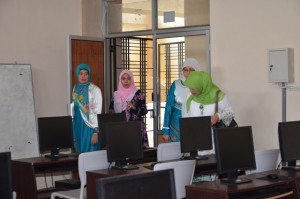 Assesor Nurlena Rifai, Dra., MA., Ph.D melihat Laboratorium Komputer yang menjadi salah satu Instrumen penunjang Jurusan PAI FITK.