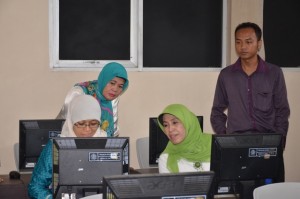 Tim Assesor BAN-PT berdialog dengan pengelola Laboratorium dan mempraktekkan secara lansung.