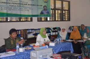 Tim Assesor BAN-PT Nurlena Rifai, Dra., MA., Ph.D dan Syamsun Ni'am, Dr., M. Ag. melakukan Expose hasil akhir kegiatan Visitasi dan Akreditasi Jurusan PAI FITK Tahun 2016.