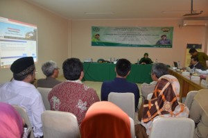 Assesor Nurlena Rifai, Dra., MA., Ph.D berdialog dengan Mahasiswa, Alumni, Stakeholder dalam acara Visitasi Prodi PAI Program Pascasarjana IAIN Syekh Nurjati Cirebon Tahun 2016.