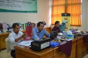 Tim Assesor BAN-PT Samsul Hady M, Dr., M. Ag berdialog dengan Kaprodi MPI Dr. Asep Kurniawan, M. Ag sementara Ketua LPM Dr. Septi Gumiandari, M. Ag berdialog dengan Assesor Deden Makbullah, M. Ag pada acara Visitasi Prodi MPI Tahun 2016.