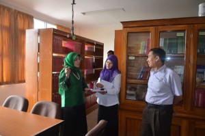 Assesor Nurlena Rifai, Dra., MA., Ph.D didampinngi Wadek III FITK Dr. Nuryana, M. Pd dan Eti Subernati, S. Sos Pelaksana Perpustakaan Pascasarjana.