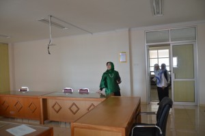 Tim Assesor BAN-PT meninjau ruang perkuliahan dalam acara Visitasi Prodi MPI dan PAI Tahun 2016.