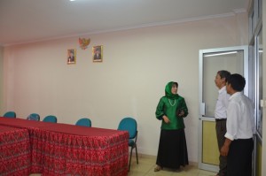 Tim Assesor BAN-PT Meninjau Ruang Sidang Tesis dalam acara Visitasi Prodi PAI dan MPI Tahun 2016.