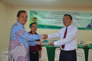 Serah Terima Berita Acara Hasil Visitasi Prodi MPI Tahun 2016 dari Samsul Hady M, Dr., M. Ag kepada Direktur Pascasarjana Prof. Dr. H. Jamali, M. Ag.