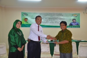 Serah Terima Berita Acara Hasil Visitasi Prodi PAI Tahun 2016 dari Syamsun Ni'am, Dr., M. Ag kepada Direktur Pascasarjana Prof Dr. H. Jamali, M. Ag disaksikan Nurlena Rifai, Dra., MA., Ph.D.