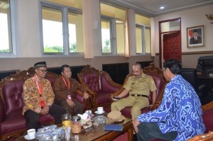 Dialog antara H. Yasiya Soemadi (Wabup) beserta Dr. H. Adib, M. Ag., Dr. H. Farihin, M.Pd., Dr. Sugianto, SH., MH di ruang kerja beliau.