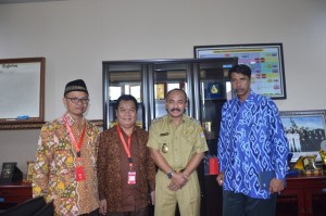Foto bersama Dr. H. Adib, M. Ag , Dr. H. Farihin, M. Pd., H. Tasiya Soemadi dan Dr. Sugianto, SH., MH. Usai dialog dalam acara kunjungan kerja.
