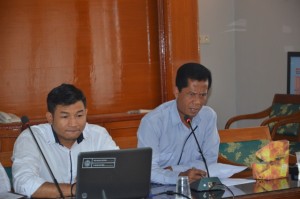 Drs. Mahmud (Kabag Keuangan dan Perencanaan) melaporkan hasil kegiatan pada rapat evaluasi triwulan pertama pelaksanaan anggaran tahun 2016.