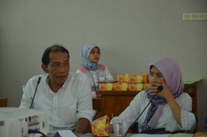 Kabag Umum dan Humas beserta Kabag Fakultas SEI dalam acara rapat Wisuda Sarjana dan Magister ke XIII Tahun 2016.