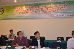 Dekan Fak. UAD Dr. Hajam, M. Ag bersama Dr. H. Ahmad Asmuni, MA dalam acara Workshop Kurikulum KKNI Tahun 2016 di Hotel Patra Jasa.