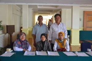 Kabag Umum Fak. UAD Dra. Yayah Sadiyah didampingi Hj. Sudiyanti, S. Ag, Nurhayati, S. Pd.I., Haerry Yuliadi dan Sujadi sebagai panitia workshop kurikulum KKNI Tahun 2016.