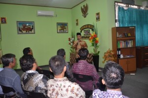 Sultan Sepuh XIV Keraton Kasepuhan Cirebon PRA. Arief Natadiningrat memberikan sambutan dalam acara Launching Cirebonese Corner di Perpustakaan Pusat IAIN Syekh Nurjati Cirebon.