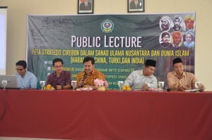 Dr. Makhrus, M. Ag sebagai Moderator dalam acara Public Lecture.