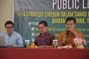 Dr. Makhrus, M. Ag mendampingi Dr. H. Mastuki HS, M. Ag sebagai Narasumber dalam acara Public Lecture.