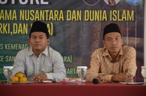 Dr. H. Zainul Milal Bizawie, M. Hum (menggunakan kemaja putih) dan Dr. H. A. Ginanjar Sya'ban, MA beliau berdua adalah Narasumber dalam acara Public Lecture.