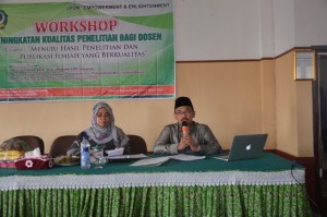 Dr. Mamat SB, M. Ag sebagai Narasumber dengan didampingi Moderator Ema Khuzaemah, M. Ag dalam acara Workshop LPPM.