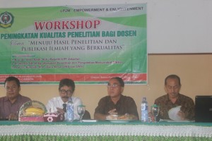 Prof. Dr. Anas Saidi, MA didampingi Dr. H. farihin, M.Pd