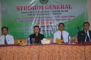 Dekan Fak. SEI Dr. H. Aan Jaelani, M. Ag memberikan sambutan dalam acara Studium General Tahun 2016.