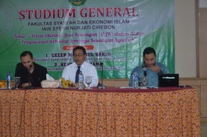 Hendri Purnama (Sub. Branch Manager Bank Muamalat KCP Kuningan) memaparkan materi dalam acara Studium General Dekanat Fakultas Syari'ah Ekonomi Islam IAIN Syekh Nurjati Cirebon Tahun 2016.