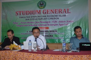 Cecep Maskanul Hakim (Pengawas Bank Senior Departemen Bank Syari'ah OJK) memberikan Materi dalam acara Studium General Dekanat Fakultas Syari'ah Ekonomi Islam IAIN Syekh Nurjati Cirebon Tahun 2016.