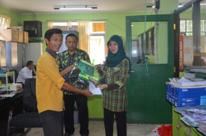 Staff Fakultas ITK Sirga dan Baiquni membagikan perlengkapan Wisuda sarjana dan Magister ke-XIII Tahun 2016.