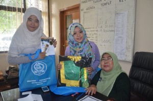 Hj. Sudiyanti, S. Ag (Kasubbag Akademik Kemahasiswaan dab Alumni) Fak. UAD memonitoring kegiatan pembagian Toga dan Undangan Wisuda Sarjana dan Magister ke-XIII Tahun 2016.