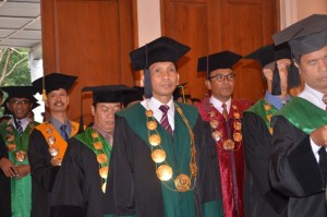 Pasukan Prosesi terdiri dari Rektor, Wakil Rektor, Guru Besar, Dekan dan anggota Senat.