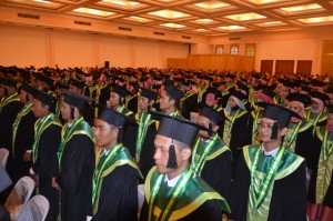 Seluruh Wisuwan berdiri untuk menyanyikan lagu Indonesia Raya ketika Prosesi memasuki mimbar upara Sidang Senat Terbuka.