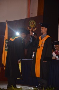 Dr. Hajam, M. Ag Dekan Fak. UAD mengalihkan Kuncir kepada Wisudawan Fak. UAD Tahun 2016.