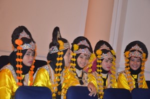 Team Kesenian Tradisional oleh mahasiswa PGMI Fak. ITK dalam acara seremonial dalam Wisuda Sarjana dan Magister ke-XIII Tahun 2016.