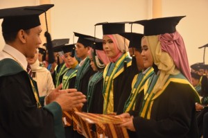 Rektor IAIN Dr. H. Sumanta, M. Ag memberikan penghargaan kepada Wisudawan/ti dalam acara Wisuda Sarjana dan Magister ke-XIII Tahun 2016.