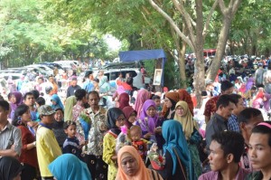 Suasana pengantar Wisudawan di luar gedung Hotel Apita.
