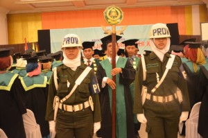 Pasukan Prosesi meninggalkan Mimbar Upacara Wisuda Sarjana dan Magister ke-XIII Tahun 2016.