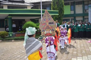 Opening Ceremony oleh anak-anak SDIT AKLAMA SABILA dalam acara Gebyar Bahasa Arab HMJ PBA Fak. ITK 2016.