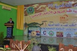 Dr. H. Farihin, M. Pd membuka acara Gebyar Bahasa Arab HMJ PBA FITK ahun 2016 di gedung ICC.