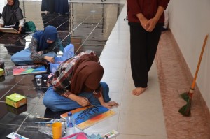 Kontestan Kaligrafi Katagori Mahasiswi dalam acara GBA HMJ PBA Fakultas Ilmu Tarbiyah dan Keguruan IAIN Syekh Nurjati Tahun 2016.