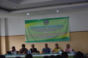 Dr. Anwar Sanusi, M. Ag (Wadek III) selaku penanggung jawab kegiatan Studium General Fakultas Ushuluddin Adab Dakwah IAIN Syekh Nurjati Cirebon Tahun 2016.